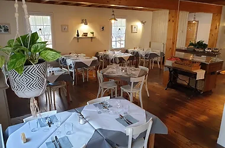 Salle du restaurant La Cabane, photo publique a confirmer avant mise en ligne