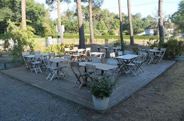 Terrasse de La Cabane sous les pins